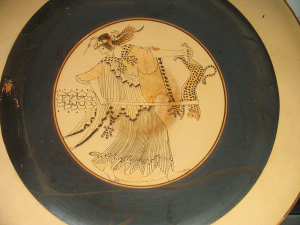 Menade. Decorata su sfondo bianco. 490-480 a.C. circa