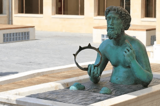 Statua di Archimede seduto nel bagno con la corona nelle sue mani - Haifa, Israele