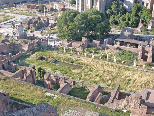 Il cortile centrale della Casa delle Vestali.