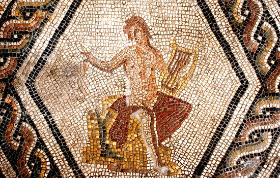 Particolare del mosaico di Orfeo tra gli animali, Domus del chirurgo di Rimini. L'orfismo è una religione mistica dell'antica Grecia, originaria del VII o VI secolo a.C. e basata su poemi (ora perduti) attribuiti a Orfeo , che sottolineavano la necessità per gli individui di liberarsi della parte malvagia della loro natura mediante purificazioni rituali e morali attraverso una serie di reincarnazioni.