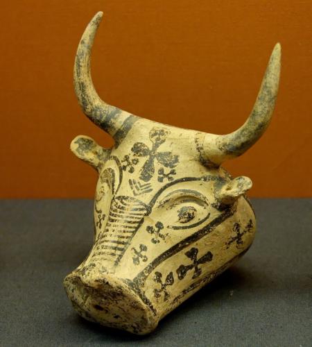 Rhyton a forma di testa di toro